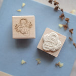 shō Little Happiness Rubber Stamp - Reading in Sunflower Field