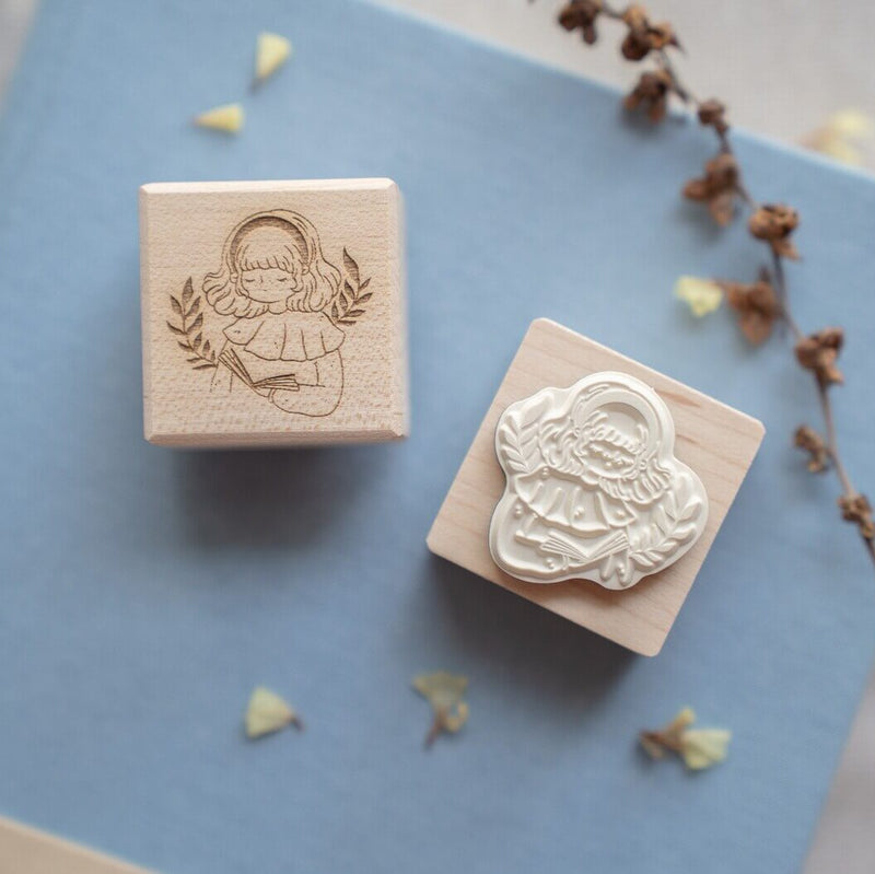 shō Little Happiness Rubber Stamp - Reading in Sunflower Field
